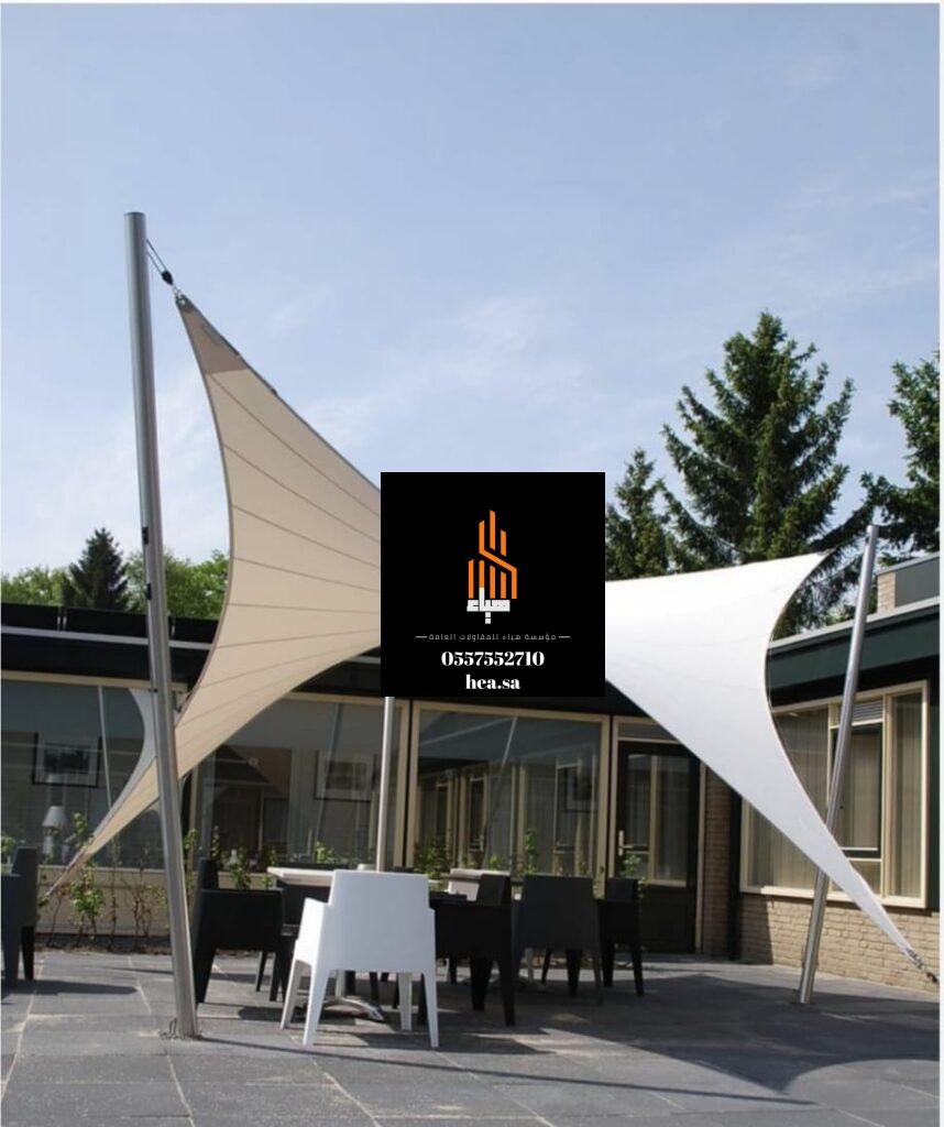 مظلة شد إنشائي تغطي مواقف السيارات في مشروع بالرياض، مقاومة للعوامل الجوية