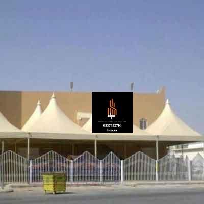تركيب مظلات شد انشائي عصرية تغطي المساحات الواسعة بتصاميم هندسية مبتكرة.
